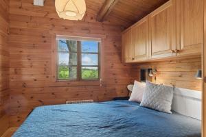 Nature Holiday In Peaceful Log Cabin By Water
