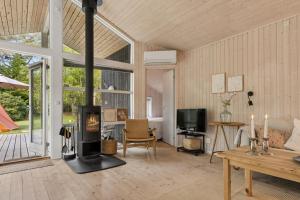 Charming Beach Retreat With 3 Bedrooms Sleeps Six
