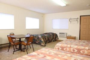 Non-smoking: Room 20 (Largest Room) room in Country Inn Motel