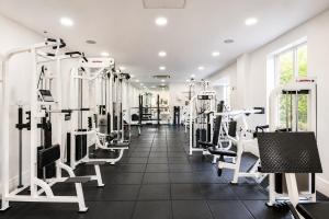 Luxury 5BR Home Pool, Gym, Concierge & Parking
