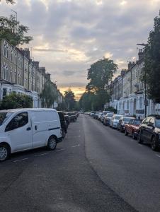 West Kensington Cozy Apartment Steps from Everything - Heart of London