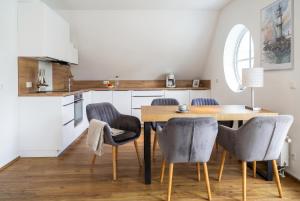 2 Schlafzimmer, Offene Küche, Balkon und Terrasse - moderne 90qm in ruhiger, zentraler Lage - nur 500m bis zum Strand