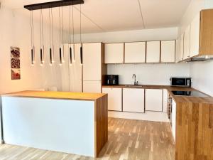 Seafront Lux Apt, Central, Beach, Direct Airport Metro