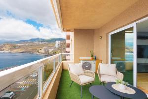 Frontline Beach Apt with Terrace