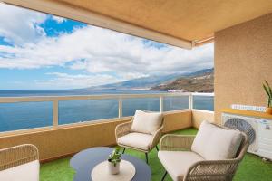 Frontline Beach Apt with Terrace