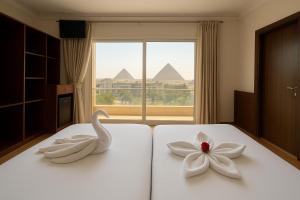Kings Gate Pyramids Horizon