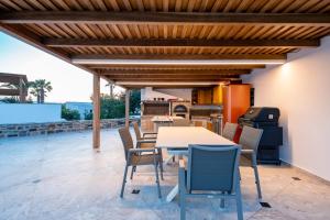 Poolside Retreat - Sea View & Calm Escape - Pearl