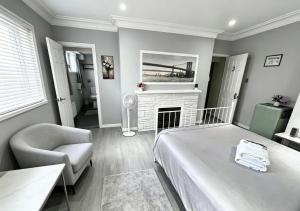 Bright&Modern Space Perfect for couple and Family Step to public transit in Toronto