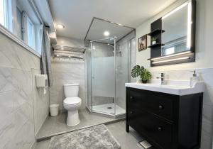 Bright&Modern Space Perfect for couple and Family Step to public transit in Toronto