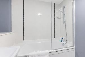 Modern City Centre Apartment @ The Hub • Balcony • Free Parking • Fast Wifi • Yoko Property
