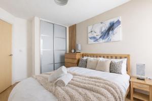 Modern City Centre Apartment @ The Hub • Balcony • Free Parking • Fast Wifi • Yoko Property