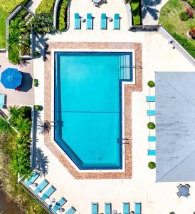 Upscale 2BR Townhome Golf, Pools & Lake Views