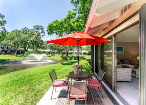 Upscale 2BR Townhome Golf, Pools & Lake Views