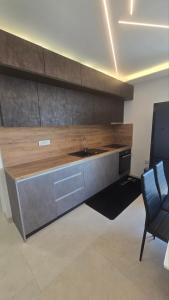 BRAND NEW app with 2 bathrooms for 5 persons