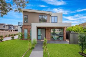 Modern 3BR Home Near Medway Golf Club, Highpoint & Melbourne CBD