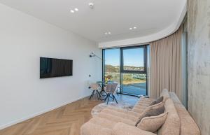Cityscape View 1 BD Apartment by Domvia