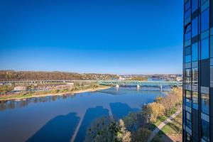 Cityscape View 1 BD Apartment by Domvia