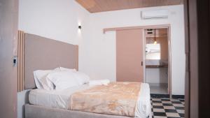 Close to Downtown Boutique property in Manga with a Jacuzzi