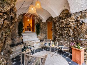 Charming apartment in historic villa front sea with free parking, near Portofino