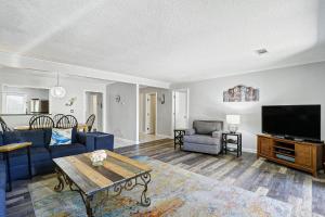 677 Queens Grant