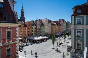 Unique Apartment on the Wrocław Market Square with a Balcony by Noclegi Renters
