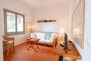 ApartmentsTamariu5 Cozy Retreat with Terrace