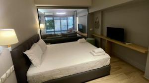 Luxury Apartment Steps from Historic Center Plaka