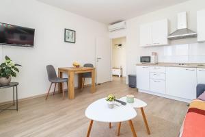 Apartment with terrace and parking