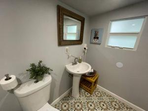 Private Studio Cabin steps from Calle 8