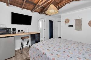 Private Studio Cabin steps from Calle 8