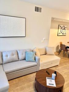 Beautiful 2BR 2BA on Wilshire Blvd - 10 min to Beverly Hills - Walking distance to Cafes and Restaurants
