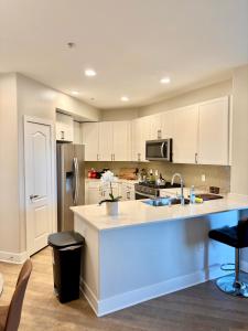 Beautiful 2BR 2BA on Wilshire Blvd - 10 min to Beverly Hills - Walking distance to Cafes and Restaurants