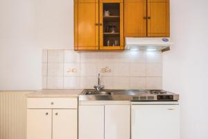 Galatas studio 3, ideal for solo travellers, 750m from the beach
