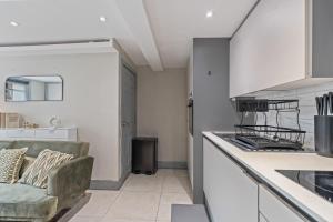 Stylish 3 Bed Town House in Holland Park - Central London - Free WiFI