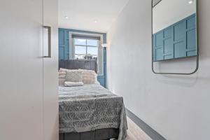 Stylish 3 Bed Town House in Holland Park - Central London - Free WiFI