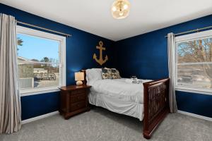 Tan Lake Oasis Modern Lakefront with Game Room 2 min to Downtown Oxford