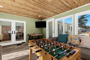 Tan Lake Oasis Modern Lakefront with Game Room 2 min to Downtown Oxford