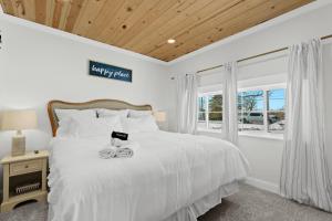 Tan Lake Oasis Modern Lakefront with Game Room 2 min to Downtown Oxford