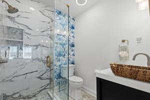 Tan Lake Oasis Modern Lakefront with Game Room 2 min to Downtown Oxford