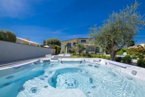 Villa Karina - Luxury Suite, Jacuzzi Pool & Garden Ostia Rome