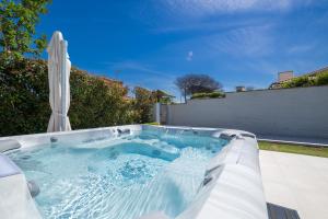 Exclusive Upper Villa Suite & Private Spa Jacuzzi J508L - Hot Tub in Panoramic Garden - Roma near Ostia Mare