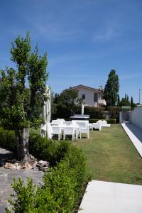 Luxury villa suite, Jacuzzi pool & garden Ostia Rome