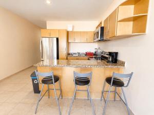 Bahia del Tezal 103b Modern 1BR Retreat with Rooftop Pool & Beach Access