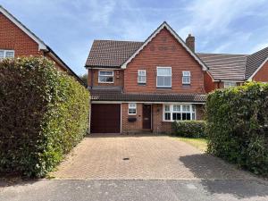 Spacious 4 Bed Home near Elizabeth Line, great for Contractors, Families, Groups & Insurance stays