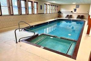 Remodeled Studio with Balcony, Pool and Hot Tub near Loon Mountain