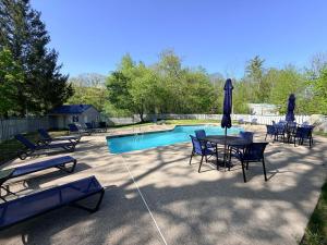 Remodeled Studio with Balcony, Pool and Hot Tub near Loon Mountain