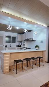The CloudPod Baguio 3BR with Balcony at Mines View