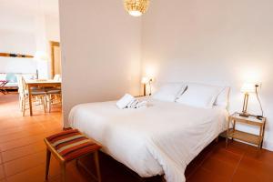 ApartmentsTamariu5 Cozy Retreat with Terrace