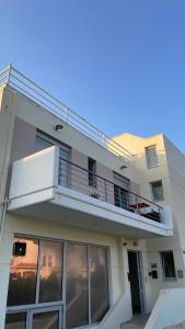 Modern Studio in Ixia Balcony walk to Beach