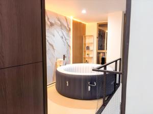 3brDuplex Penthouse with Jacuzzi &AC near Provenza